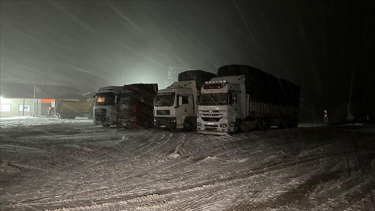 Tokat-Sivas kara yolu kar nedeniyle ağır tonajlı araçların geçişine kapatıldı
