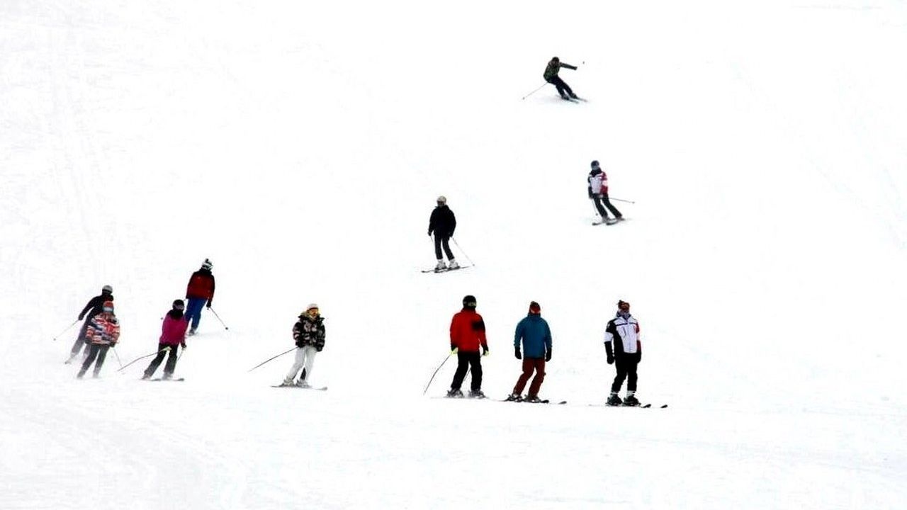 Ergan Dağı Kayak Merkezi'nde hafta sonu yoğunluğu yaşandı