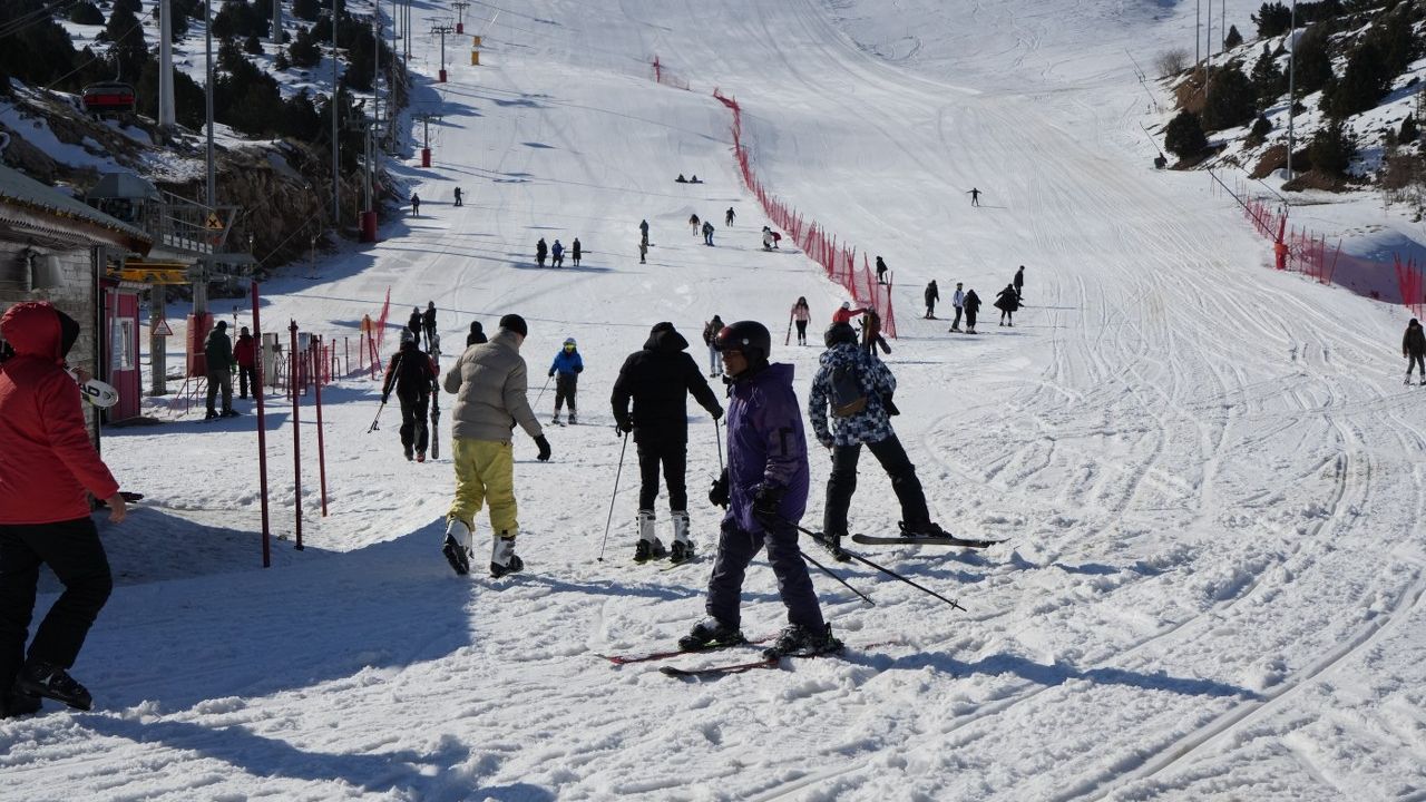 Erzincan'da tüm öğrencilere kayak dersi verilecek