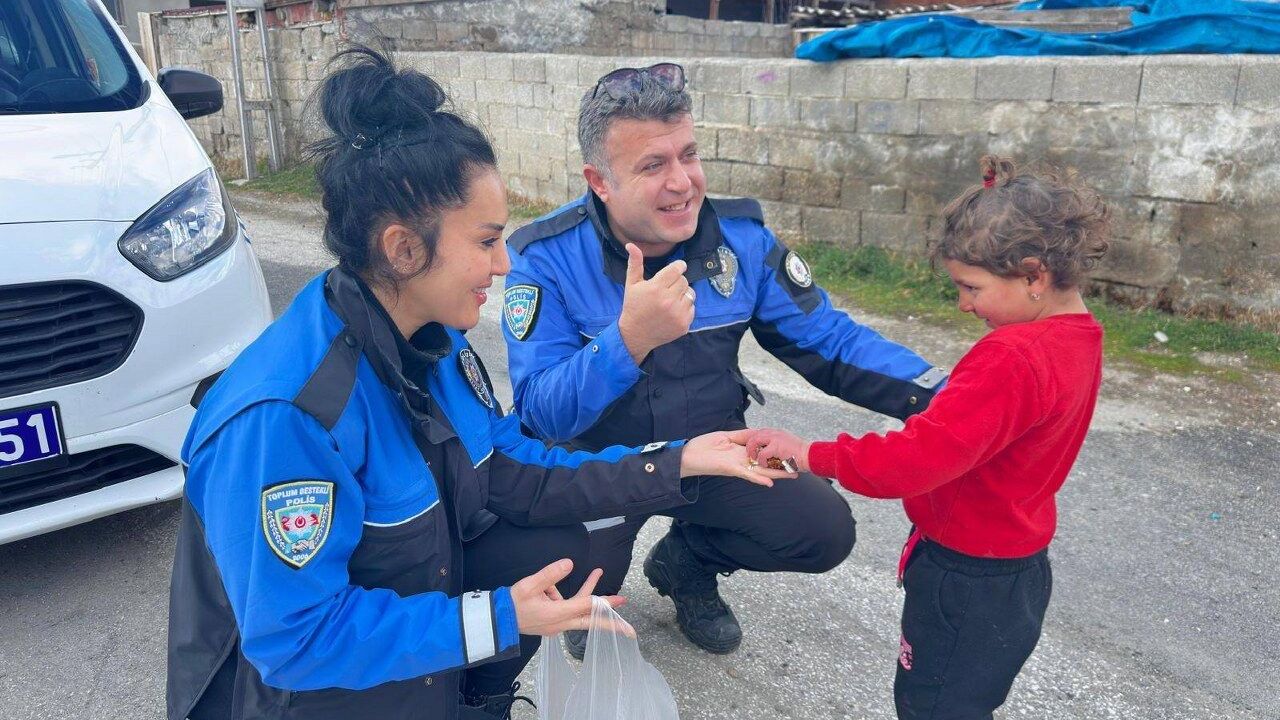 Polisten Miniklere Bayram Sürprizi