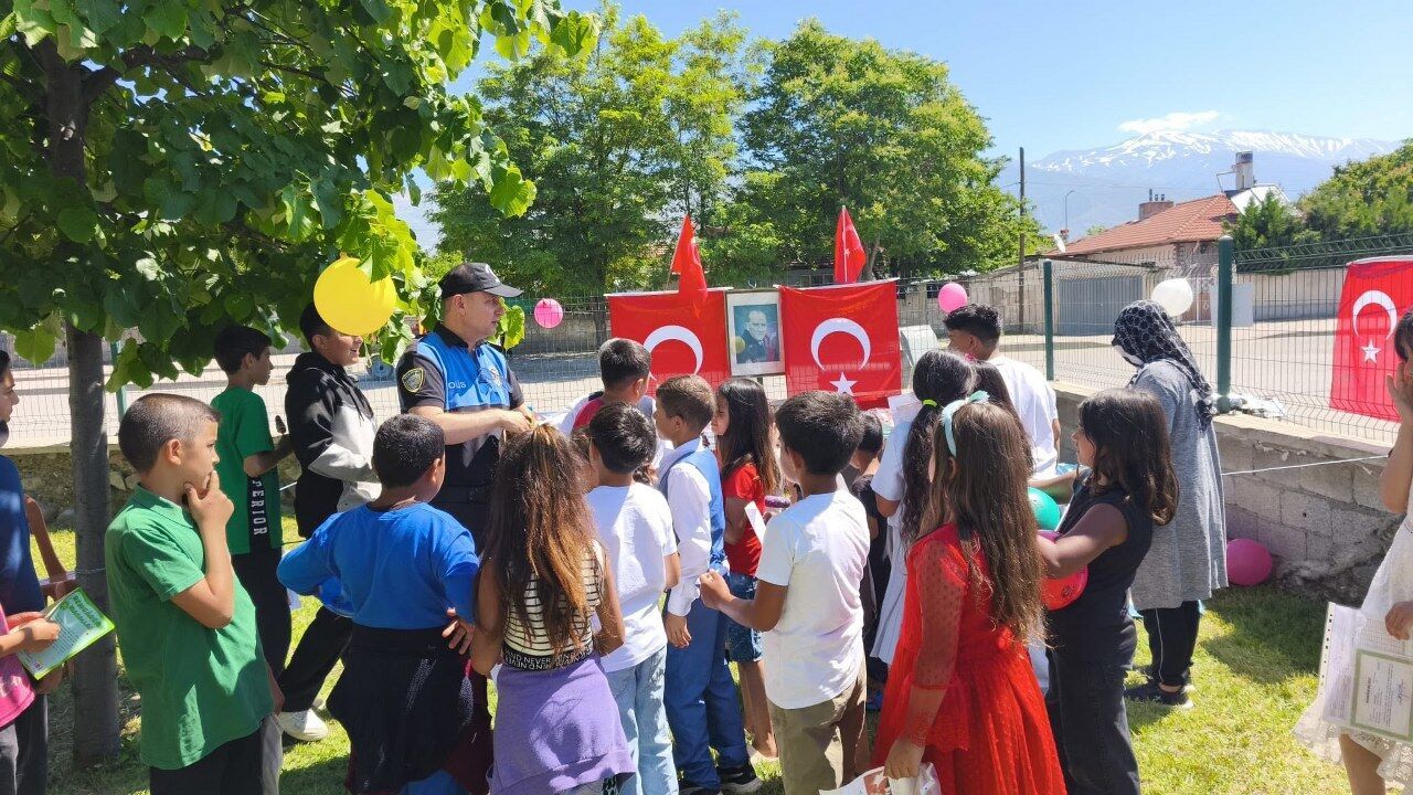 Karne Günü Polisten Çocuklara Sürpriz