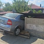 Duvara çarpan otomobilin sürücüsü yaralandı
