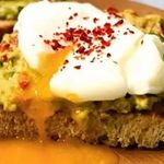 Ekşi Mayalı Ekmek Üzerinde Avokadolu Yumurta Tarifi