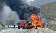 Erzincan'da iki tırın çarpışması sonucu çıkan yangına müdahale ediliyor