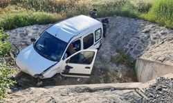 Erzincan'da menfeze düşen hafif ticari aracın sürücüsü yaralandı