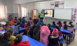 Elazığ'da jandarma ilkokul öğrencilerine trafik eğitimi verdi
