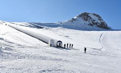 Hakkari'deki 2 bin 800 rakımlı kayak merkezi tek pistte sezonu açıyor