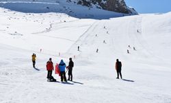 Hakkari'deki 2 bin 800 rakımlı kayak merkezinin birinci etabı sezonu açtı