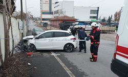 Malatya'da duvara çarpan otomobilin sürücüsü yaralandı