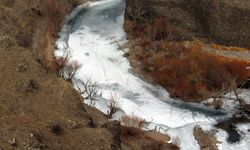 Türkiye-Ermenistan sınırındaki Arpaçay Nehri kısmen buz tuttu