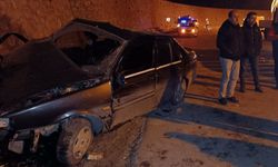 Bitlis'te duvara çarpan otomobildeki 4 kişi yaralandı