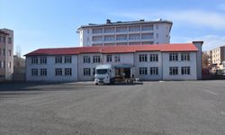 Kars'ta depreme dayanıksız olduğu belirlenen okul binası boşaltıldı