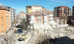 Malatya'da ağır hasarlı binalar kontrollü yıkılıyor