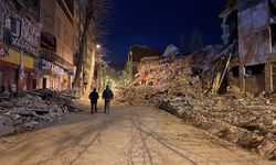 Malatya'da depremlerde bir kısmı yıkılan bina Sincik merkezli depremde çöktü