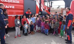Malatya'nın "depremzede itfaiyeci"leri çadır kentlerdeki çocuklarla stres atıyor