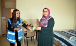 Muş'ta depremden etkilenen kadınlara karanfil dağıtıldı