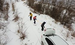 Munzur'da araçlarına bağladıkları halatla snowboard yaptılar