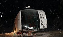 Yolcu otobüsü devrildi, 2 kişi öldü, 21 kişi yaralandı
