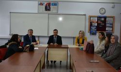 Murat Demir, öğrenci ve öğretmenleri dinliyor