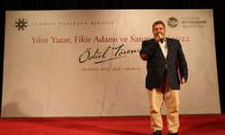Milli Gazete yazarı Adnan Öksüz'e 'Yılın Yazarı' ödülü takdim edildi