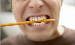 Dişlerimizi neden sıkıyoruz? Önlenebilir mi?