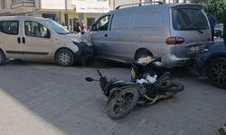 Hafif ticari araç ile motosiklet çarpıştı: 2 yaralı