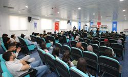 Tuşba Belediye Başkanı Akman'dan öğrencilere kaynak kitap desteği