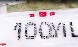 240 lise öğrencisi “100. Yıl” yazıp Türk bayrağı açtı
