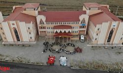 Ardahan'da öğrenciler "100. yıl" koreografisi oluşturdu