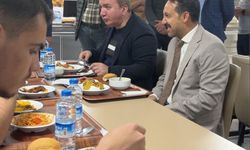 Erzincan Valisi Aydoğdu, üniversite öğrencileriyle yemek yedi