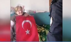 Engelli yaşlı kadının Türk bayrağı talebi polislerce yerine getirildi