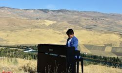 "Kusursuz kulak" Bager, Mercimek Kale Höyüğü'nde piyanoda çevreyle ilgili bestesini çaldı