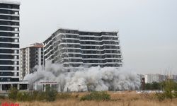 Malatya'da ağır hasarlı 14 katlı bina patlayıcı kullanılarak yıkıldı