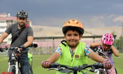 Malatya'da çocuklar bisiklet ve motosiklette kask takmanın önemini kliple anlattı