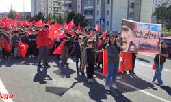 Öğrencilerden "Cumhuriyet" yürüyüşü