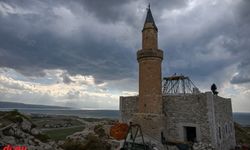 Van Kalesi'nin zirvesindeki Süleyman Han Camisi yeniden inşa ediliyor