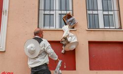 Van'da okulun duvarına konan yüzlerce bal arısı görevlilerce toplandı