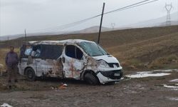 Van'da şarampole devrilen minibüsteki 4 kişi yaralandı