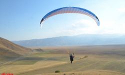 Yüksekova'da gökyüzü paraşütlerle renklendi