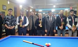 3 Bant Bilardo Turnuvası'nda dereceye giren sporcular kupa ve madalyalarını aldı