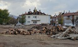 Erzincan'da fırtına apartmanın çatısını uçurdu