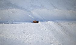 Kar kalınlığının yarım metreyi geçtiği Bahçesaray yolunda karla mücadele sürüyor