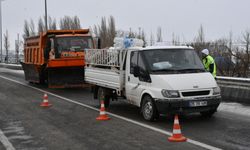 Erzurum-Artvin kara yolu yoğun kar ve tipi nedeniyle ulaşıma kapatıldı