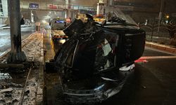 Devrilen otomobildeki 6 kişi yaralandı