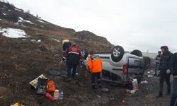 Kaza yapan araç ters döndü: 5 yaralı