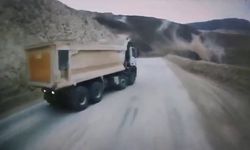 Toprak, kamyonu yuttu