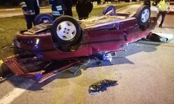 Trafik kazasında araçta sıkışan 2 kişi kurtarıldı