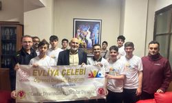 Karamürselli öğrenciler Yazar Özdemir'i ziyaret ettiler