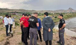 Elazığ'da Murat Nehri'ne giren 14 yaşındaki çocuk kayboldu