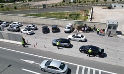 Erzincan'da trafik polisleri bayram yolcularını ikramlarla karşıladı